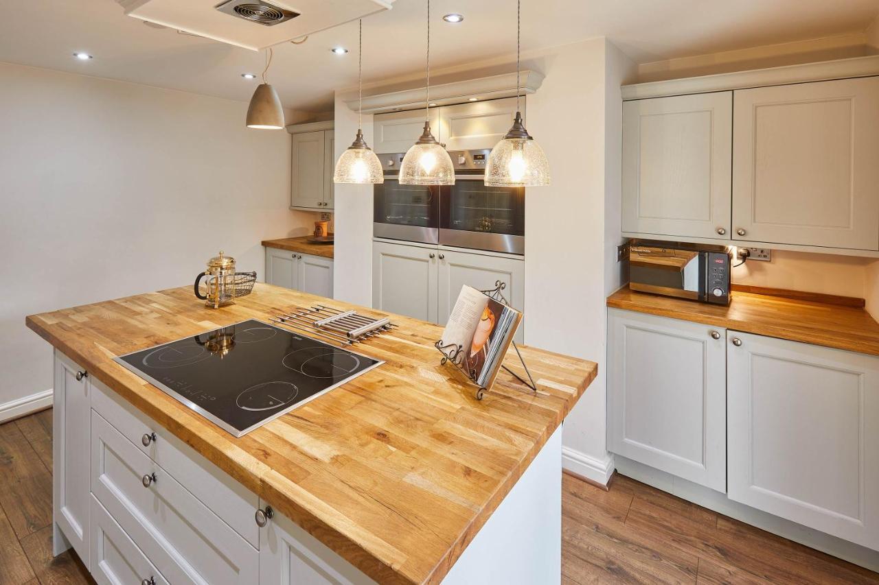 Host & - One Mulgrave Place *