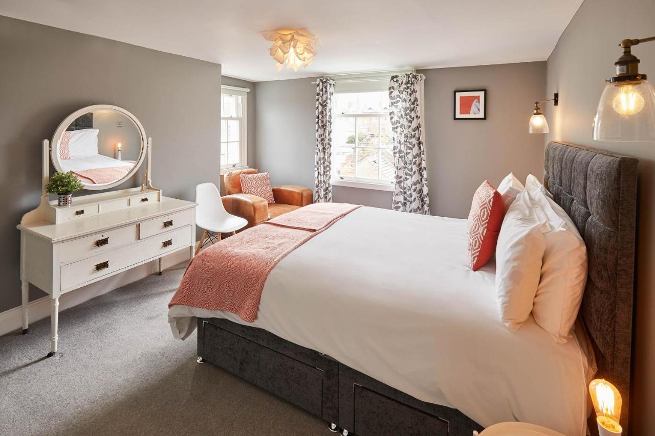 Host & - One Mulgrave Place *